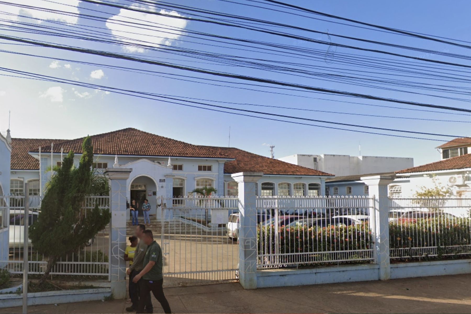 Homem confunde cola instantânea com colírio e é internado em hospital de MG