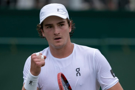 João Fonseca em ação em Wimbledon