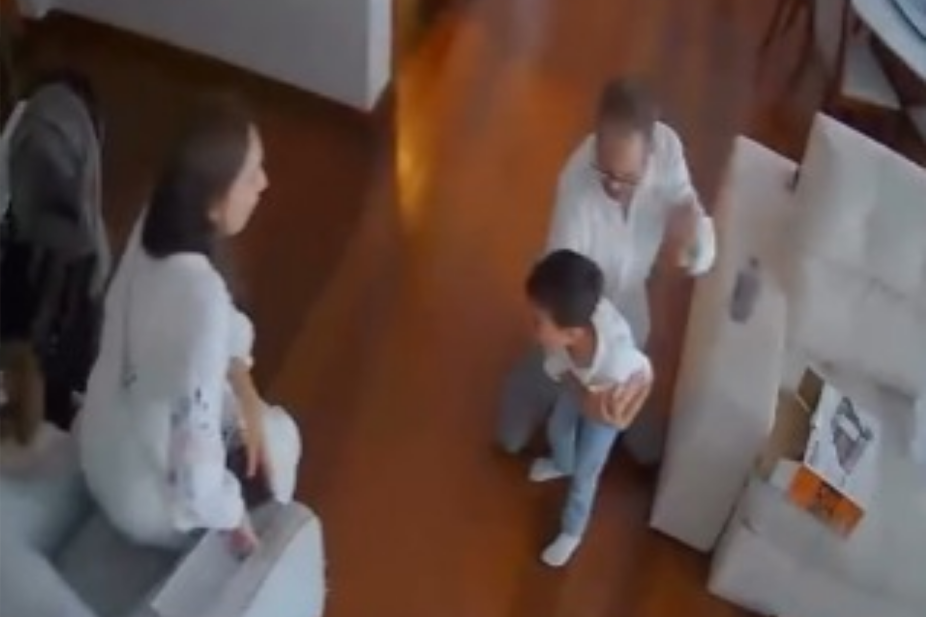 Pai salva filho que se engasgou com bolinha de isopor e se emociona; veja vídeo