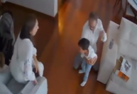 Pai salva filho que se engasgou com bolinha de isopor e se emociona; veja vídeo