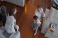 Pai salva filho que se engasgou com bolinha de isopor e se emociona; veja vídeo