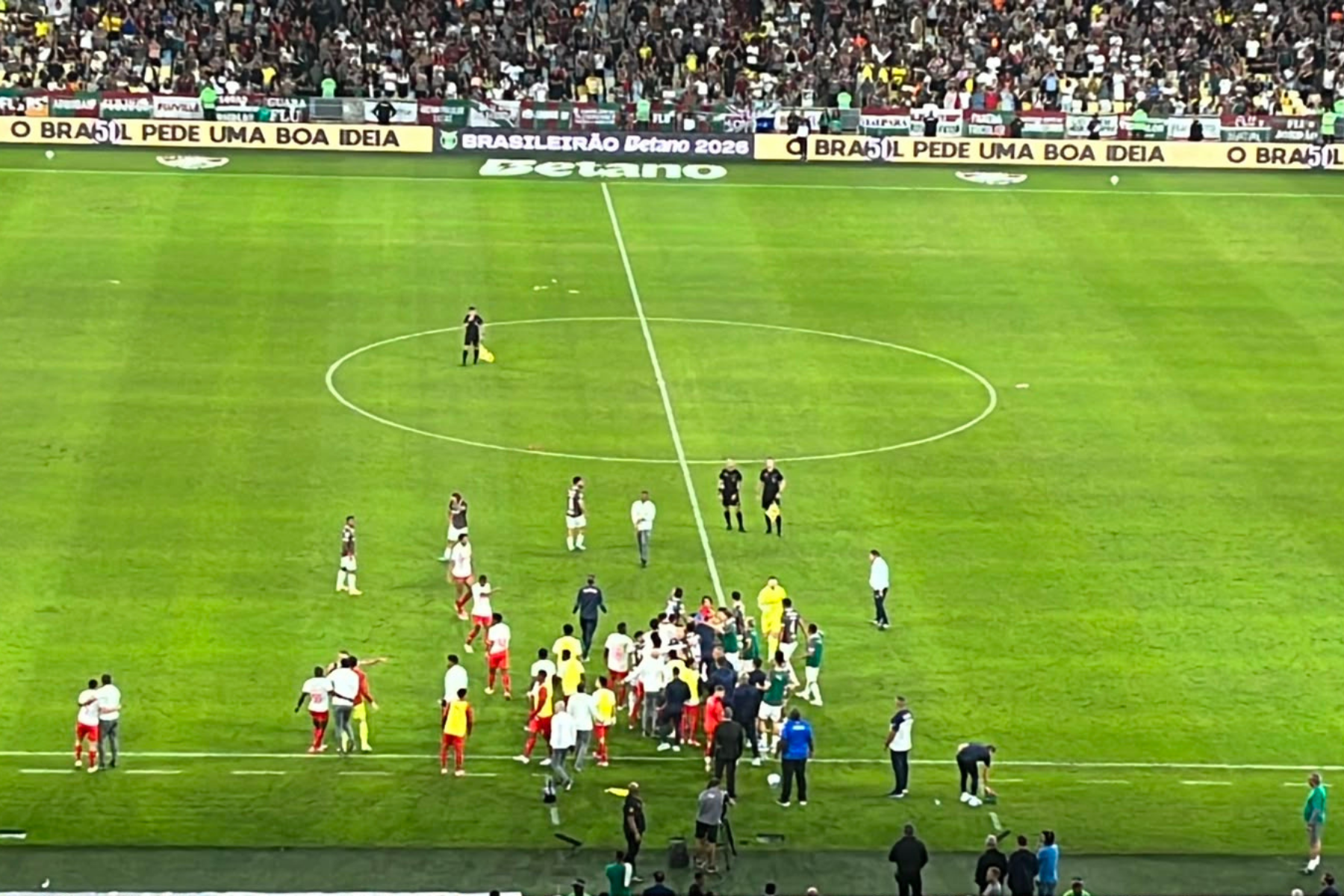 Fluminense x Bragantino tem grande confusão e dois jogadores expulsos