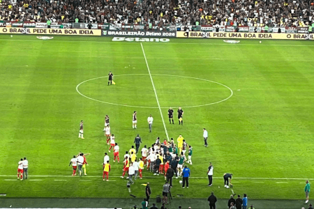 Jogadores de Fluminense e Bragantino em confusão no Maracanã