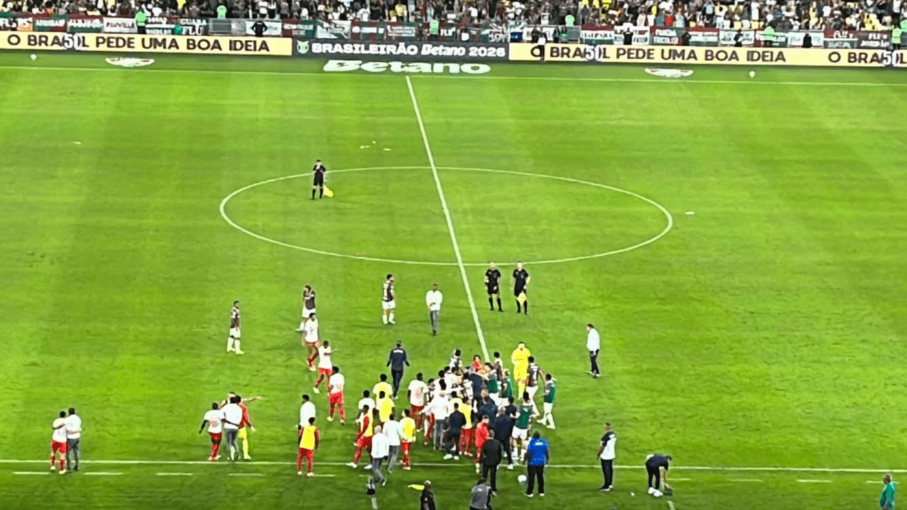 Fluminense x Bragantino tem grande confusão e dois jogadores expulsos