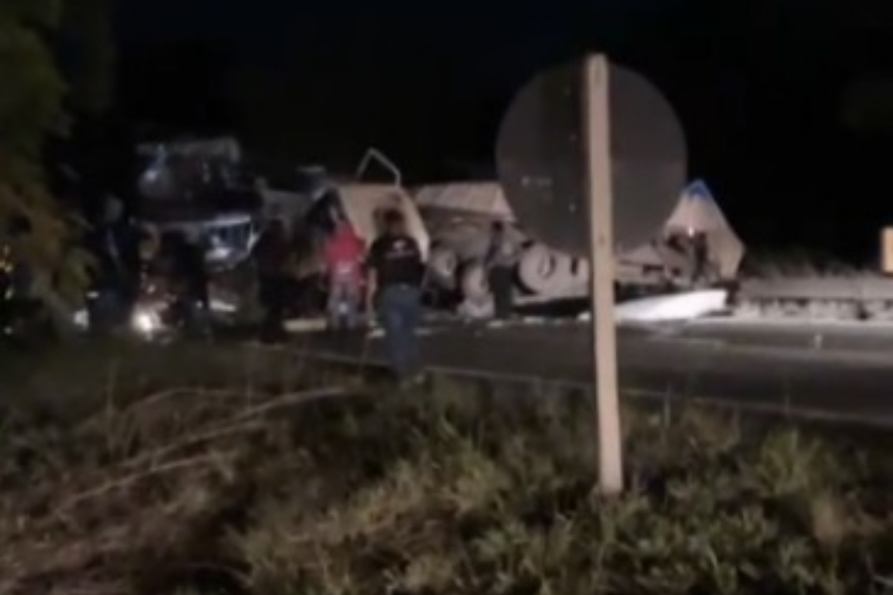 Acidente entre três veículos na MG-050 deixa dois mortos