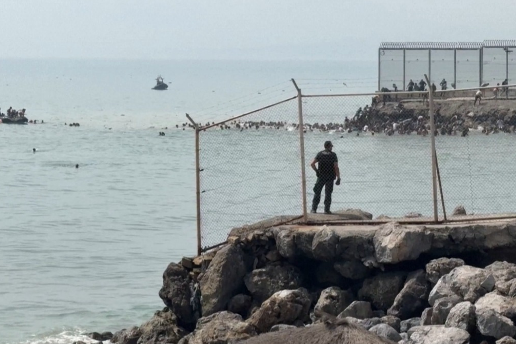 Vídeo: migrantes atravessam o mar a nado de Marrocos para chegar a Ceuta, na Espanha