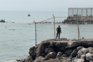 Vídeo: migrantes atravessam o mar a nado de Marrocos para chegar a Ceuta, na Espanha