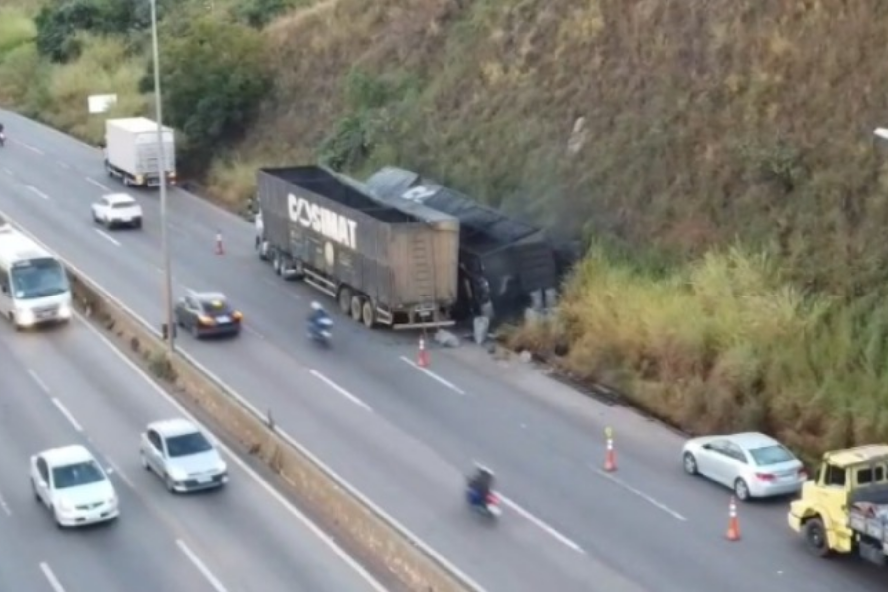 Tombamento de carreta com carvão trava faixa no Anel Rodoviário, em BH, pelo terceiro dia