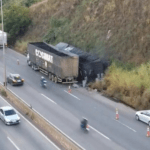 Tombamento de carreta com carvão trava faixa no Anel Rodoviário, em BH, pelo terceiro dia