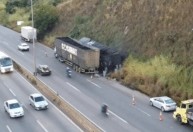 Tombamento de carreta com carvão trava faixa no Anel Rodoviário, em BH, pelo terceiro dia