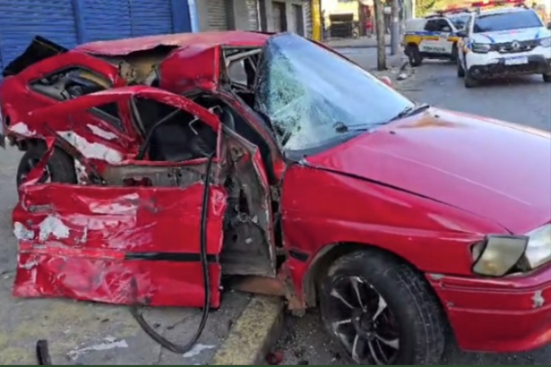 Viatura da Polícia Militar capota após batida na Avenida Amazonas, em BH