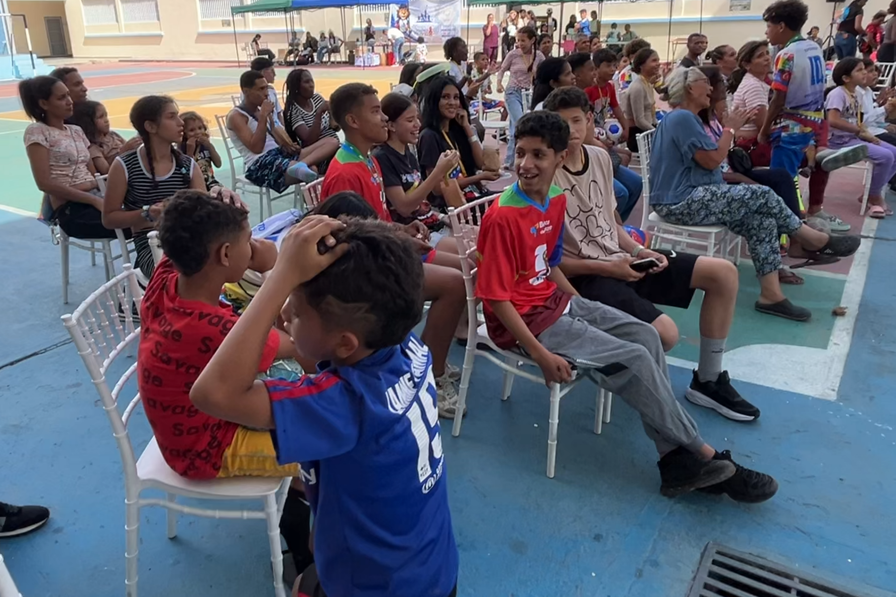 Em abrigo após terremotos, venezuelanos comemoram a vitória da Espanha na Copa do Mundo
