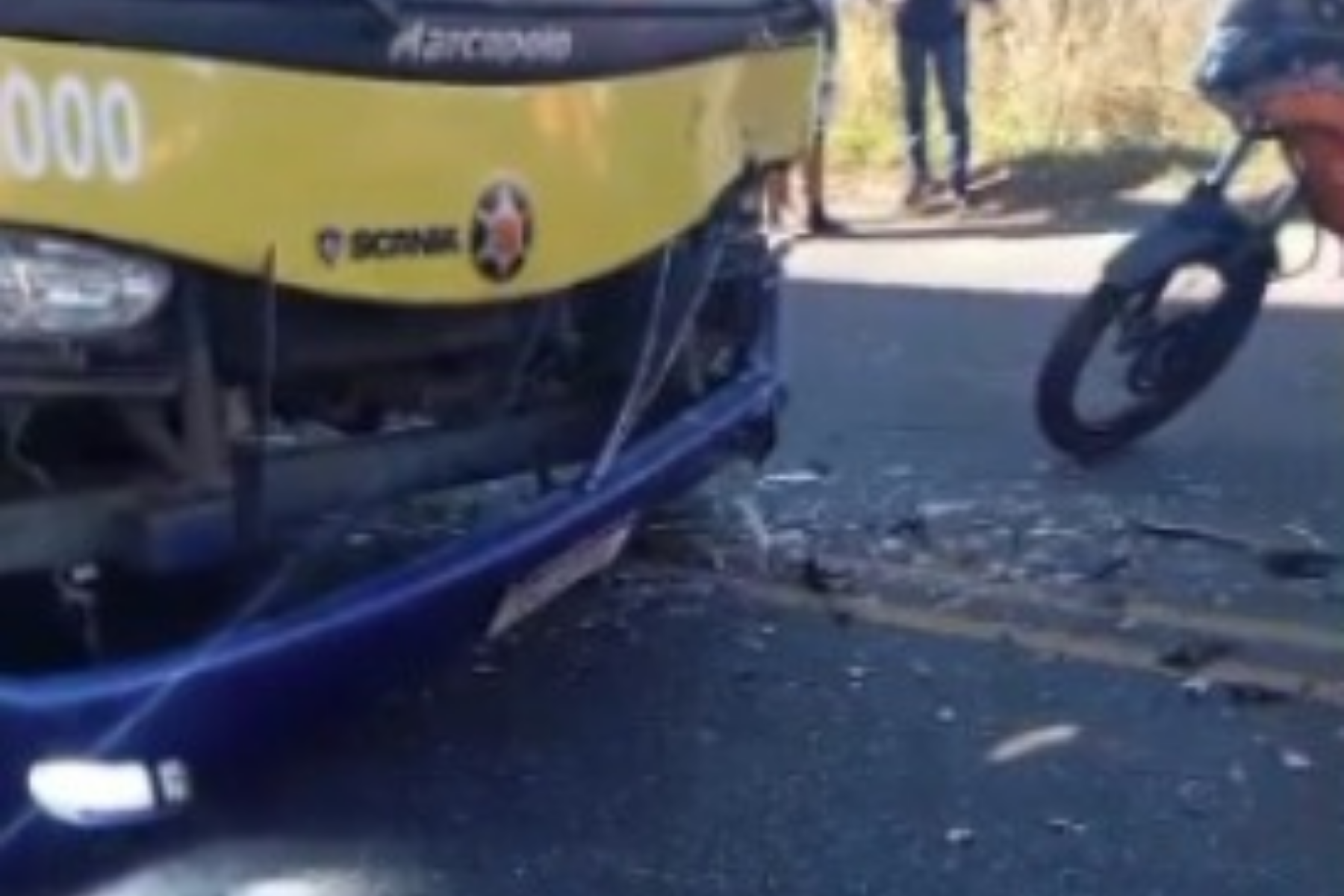 Batida entre ônibus e carro deixa duas pessoas gravemente feridas na BR-381, na Grande BH