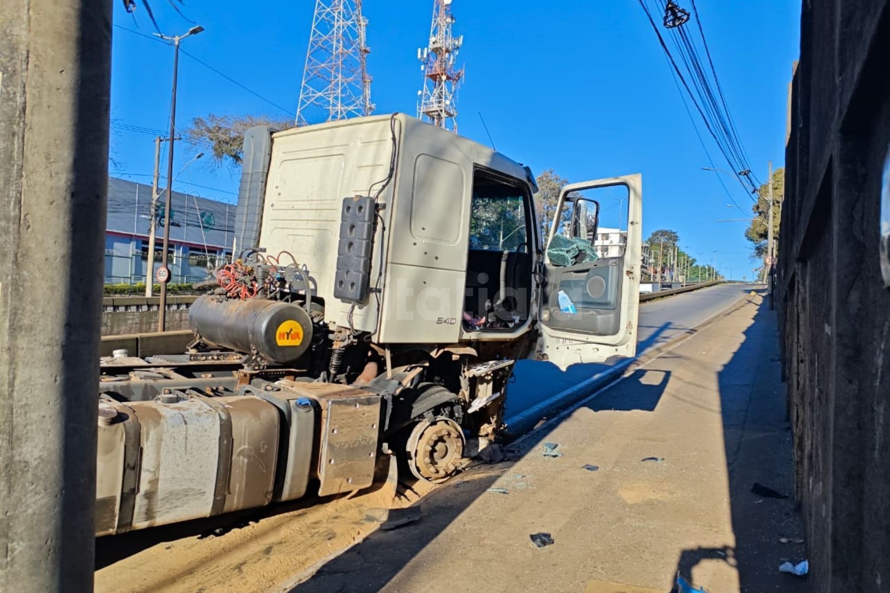 PRF detalha fuga de caminhoneiro que atingiu ônibus e mais seis veículos na Grande BH