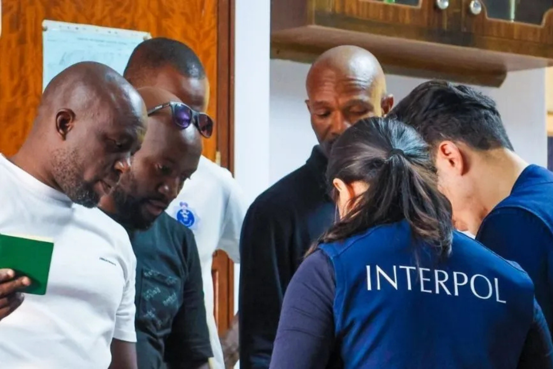 Falsa delegacia da PF brasileira descoberta na África era usada para jogos de azar e golpes