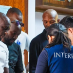 Falsa delegacia da PF brasileira descoberta na África era usada para jogos de azar e golpes