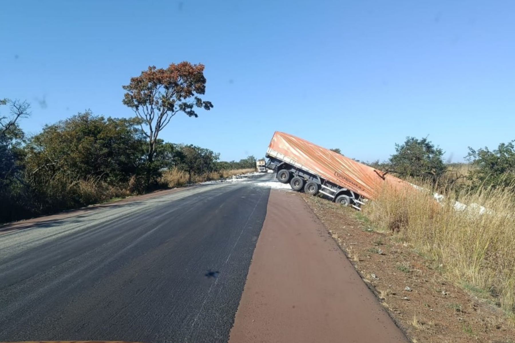 Acidente entre três carretas e um carro na BR-365 deixa um morto