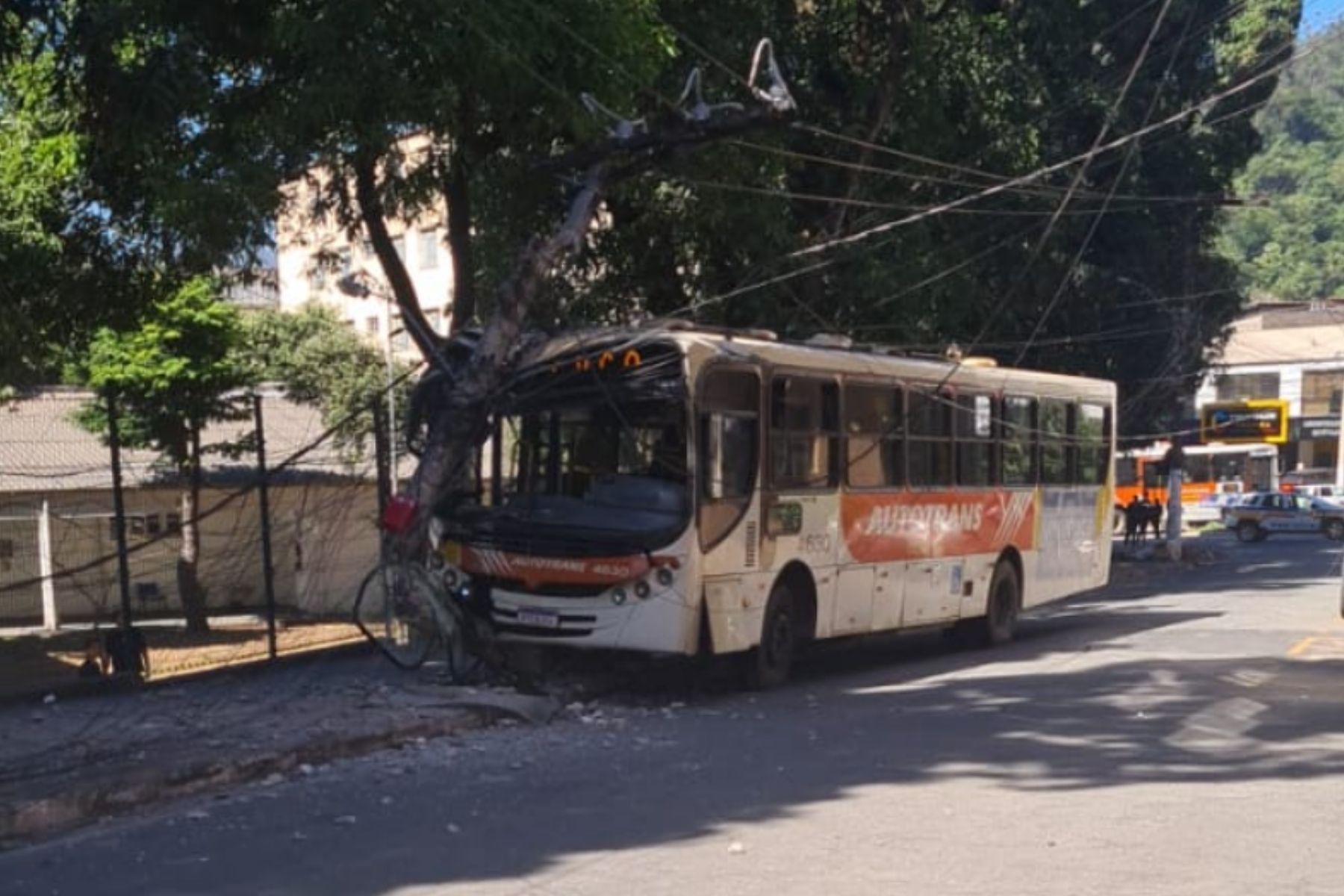 Ônibus da Saritur colide com poste no Centro de Timóteo