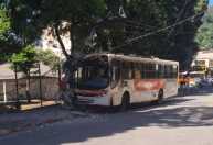 Ônibus da Saritur colide com poste no Centro de Timóteo