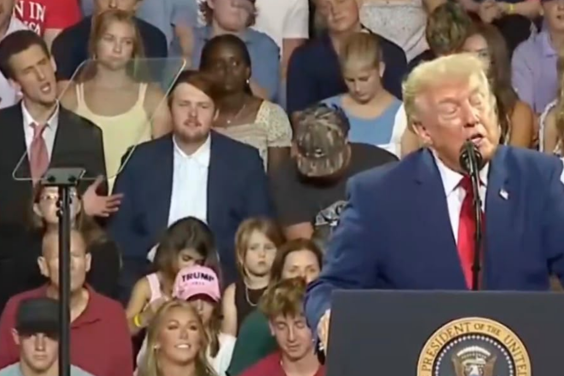 Vídeo: homem zomba de Trump durante discurso e rouba a cena