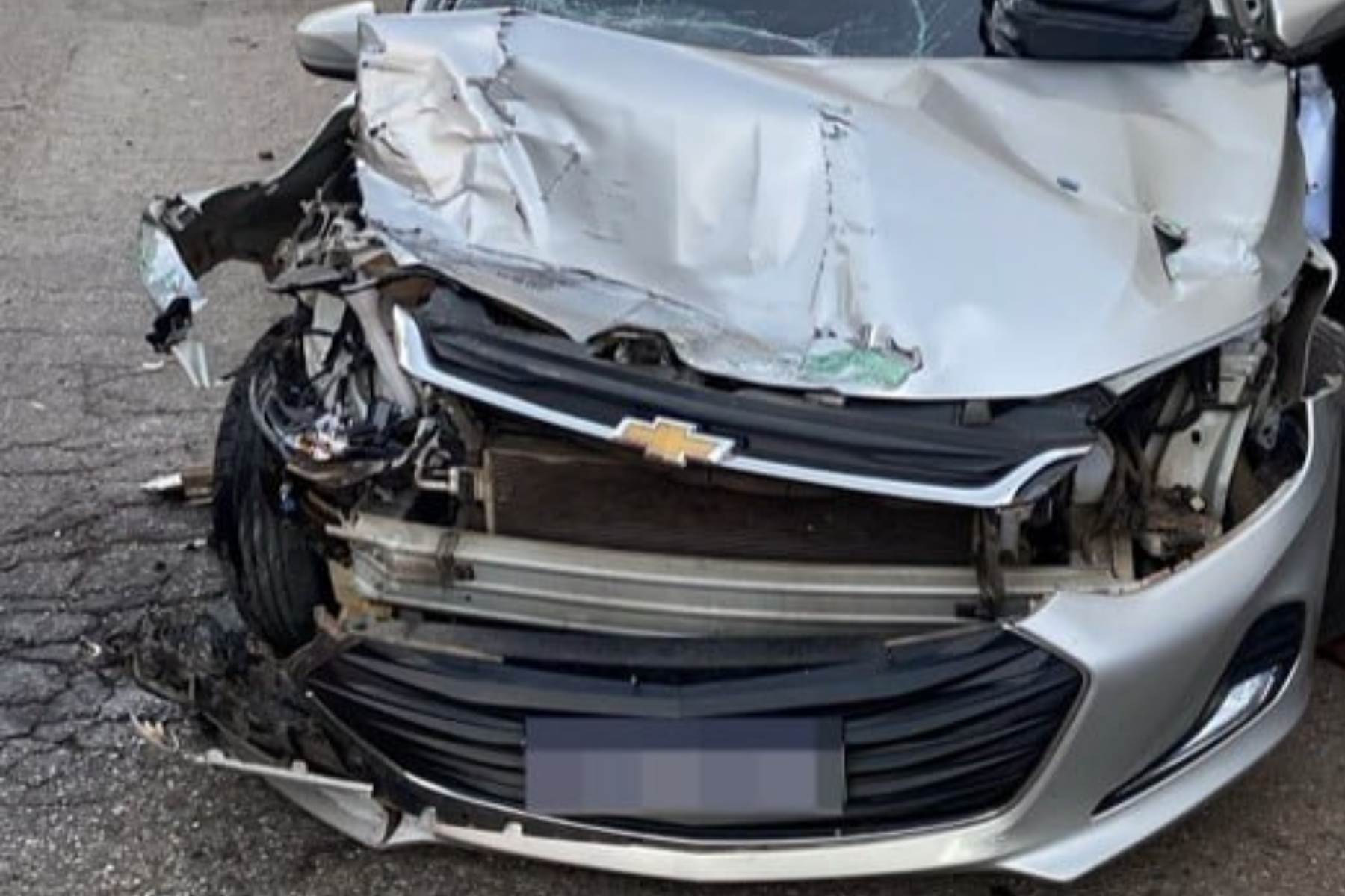 Motorista fica preso às ferragens após acidente de carro e é resgatado pelo Corpo de Bombeiros