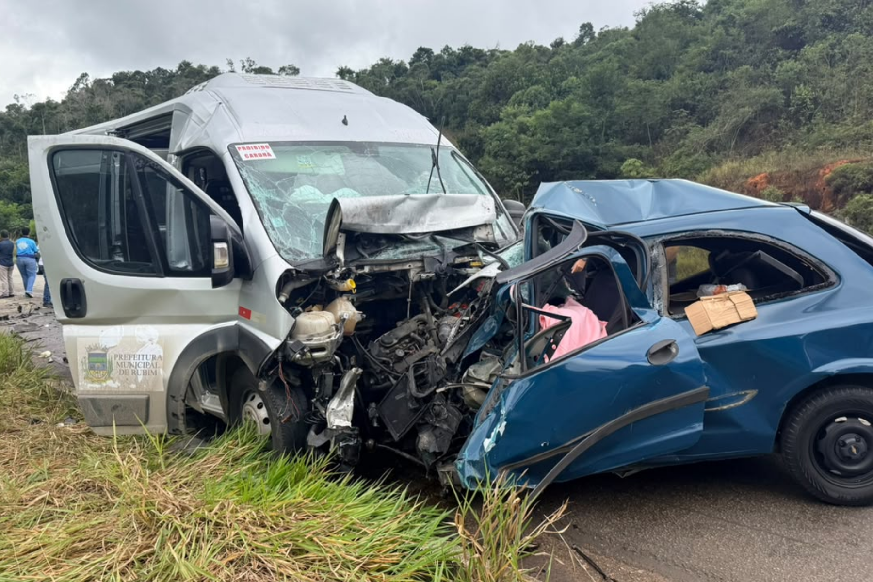 Acidente entre carro e van deixa cinco mortos na BR-116