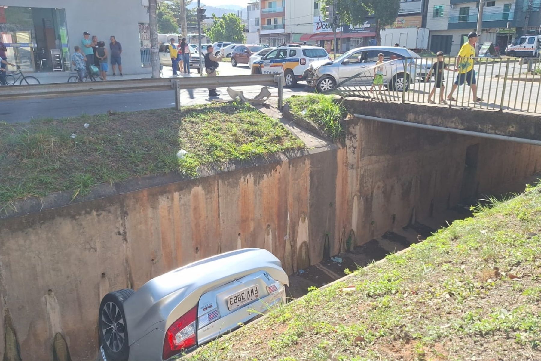 Carro cai em galeria após colisão entre veículos no bairro Bethânia, em Ipatinga
