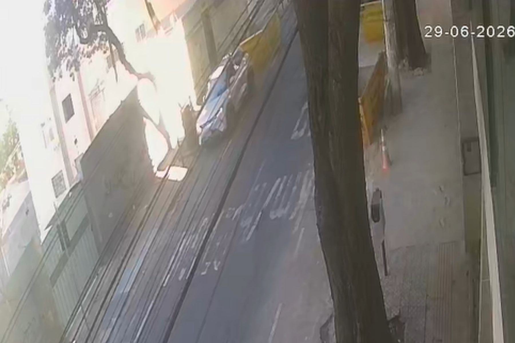 Suspeita de matar casal de idosos em apartamento em BH deixou o imóvel em carro de luxo; vídeo