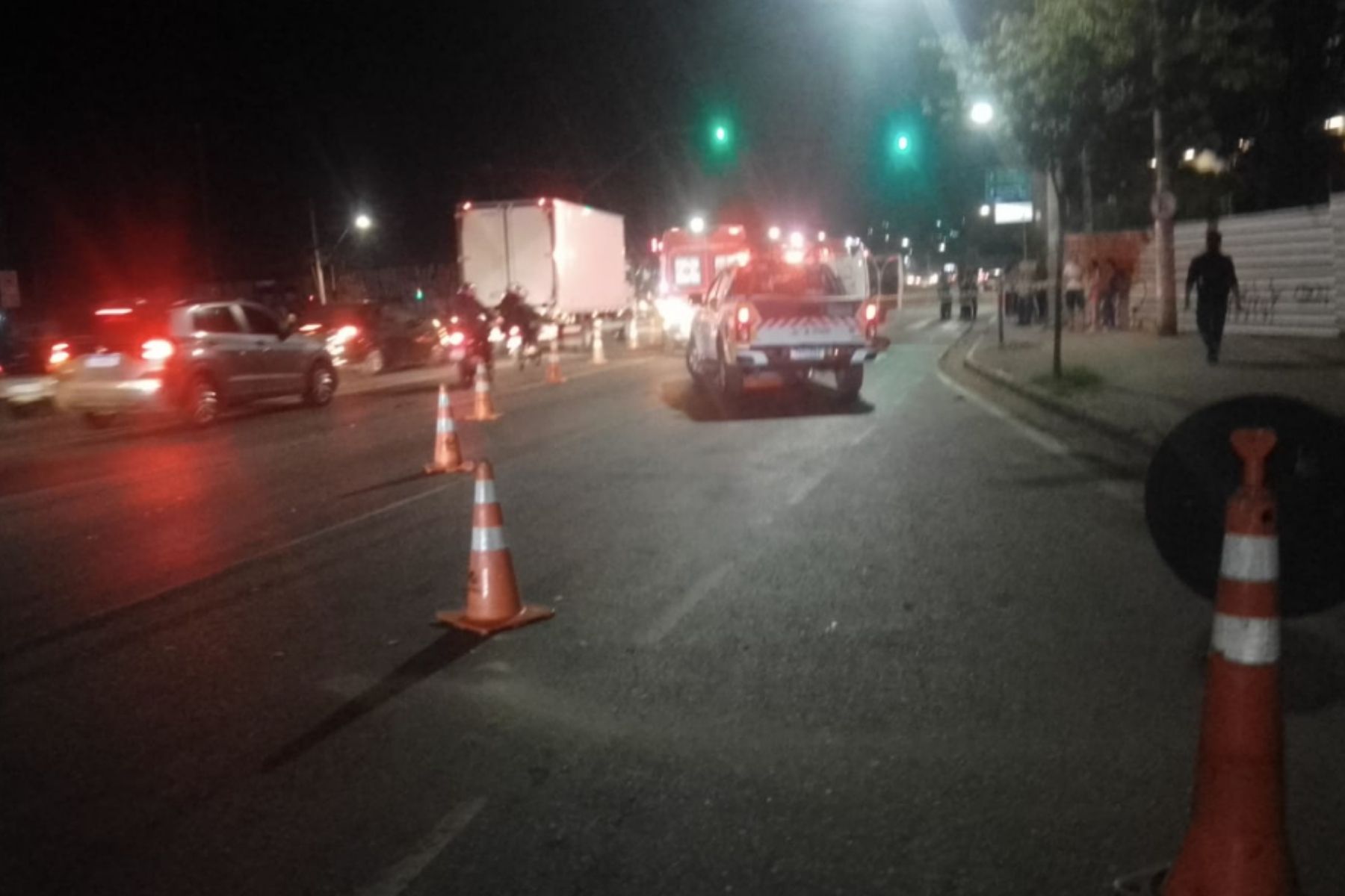 Caminhoneiro foge após motociclista morrer em batida na Cristiano Machado, em BH