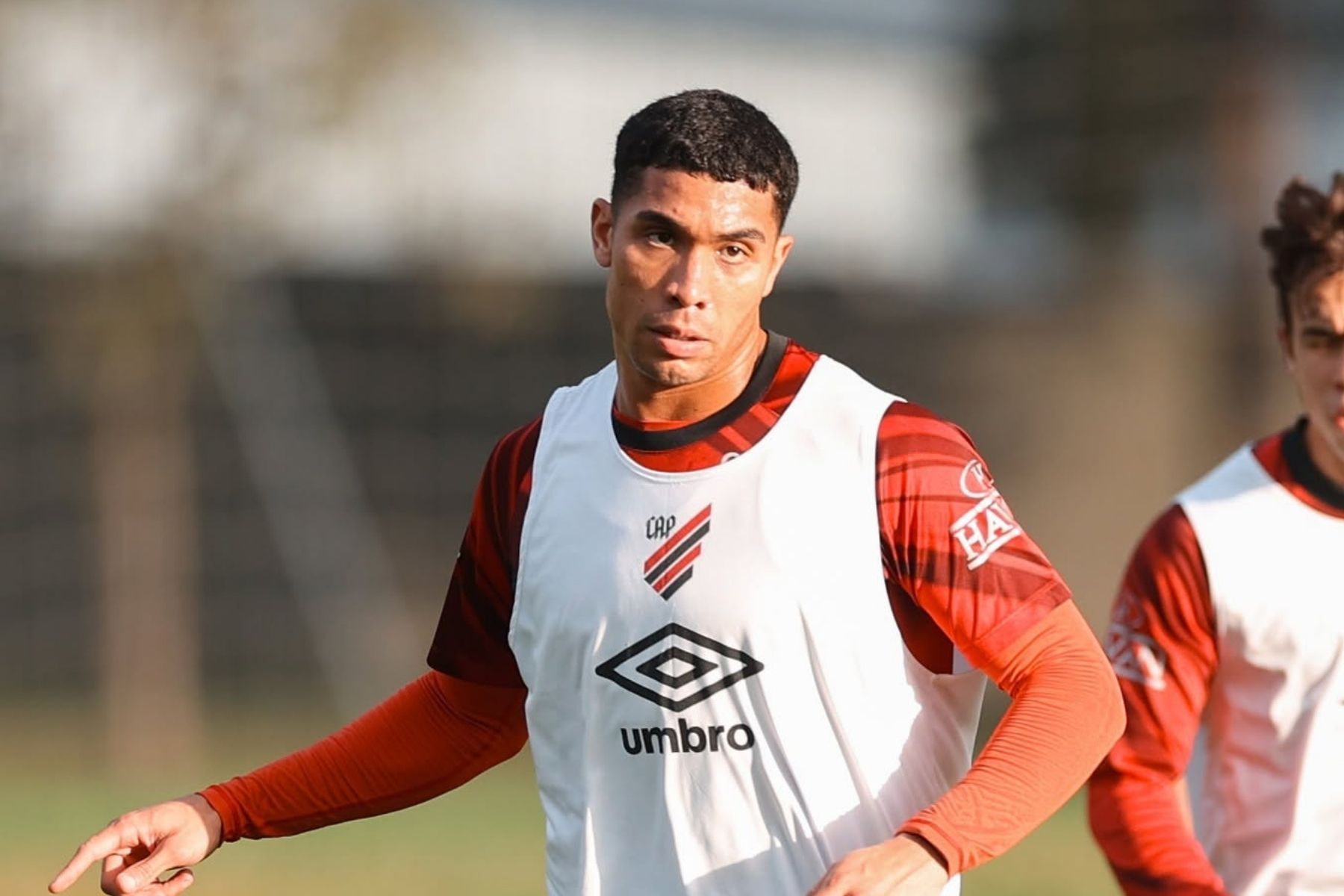 Athletico-PR oficializa saída do atacante Julimar para o futebol árabe