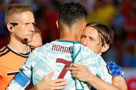 Cristiano Ronaldo e Modric antes da bola rolar • Divulgação/Fifa