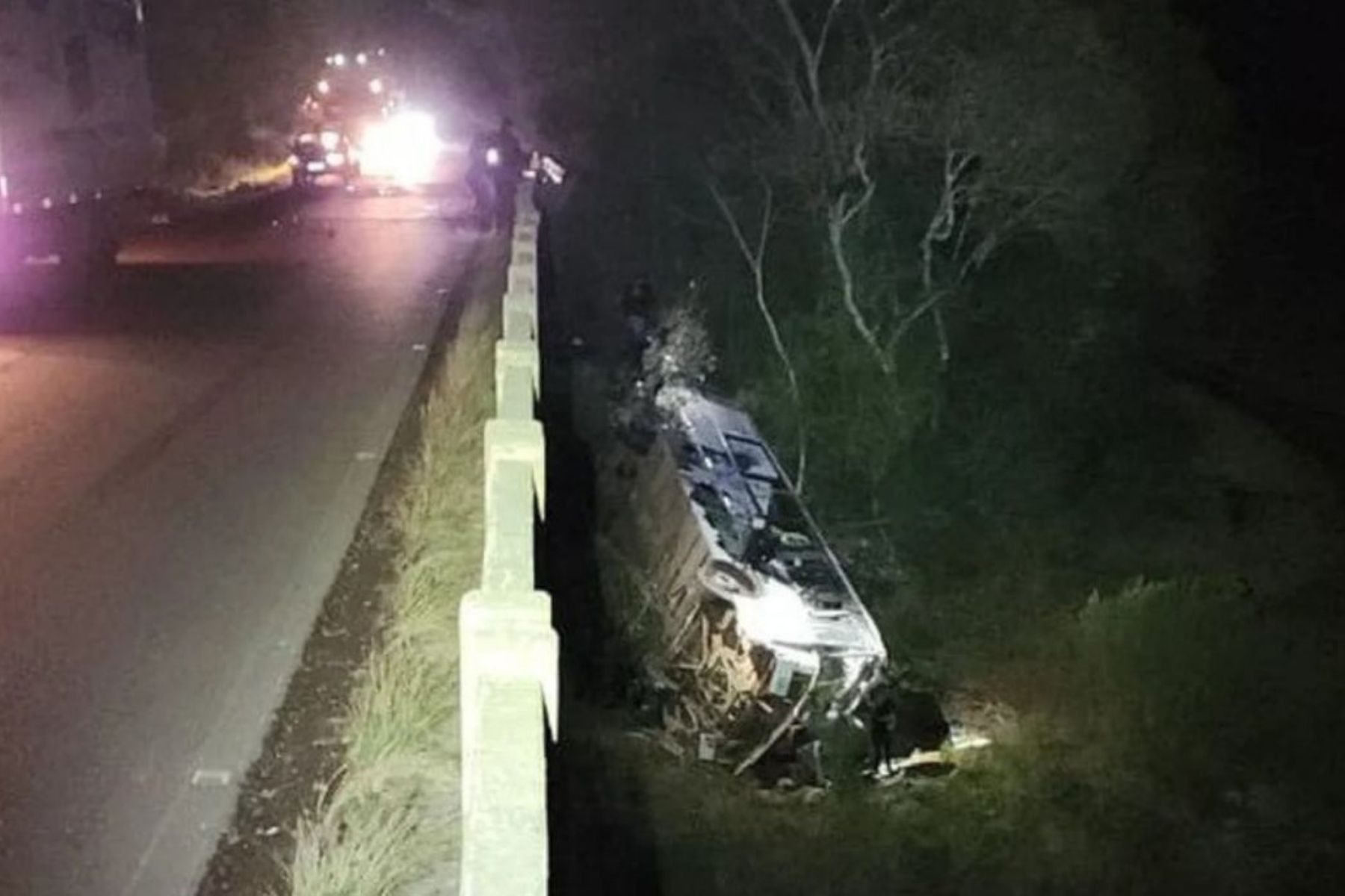 Ônibus cai de ponte após batida em caminhão, e motorista morre