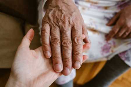 Como a ciência estuda a longevidade excepcional através do DNA de centenários