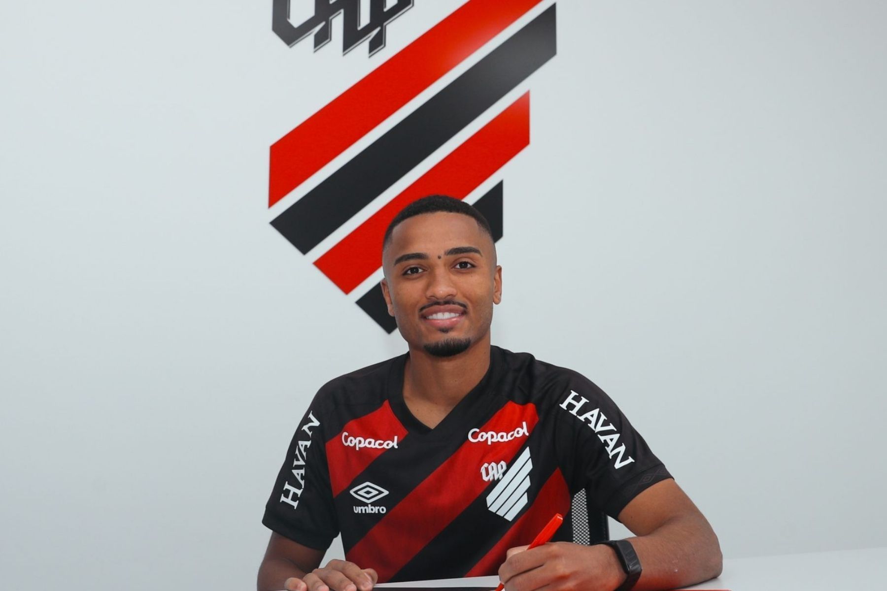 Athletico-PR anuncia renovação com atacante Leozinho, ex-futsal