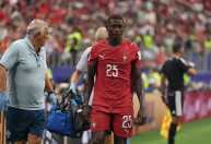 Nuno Mendes sente dores, deixa gramado em Portugal x Espanha e preocupa na Copa