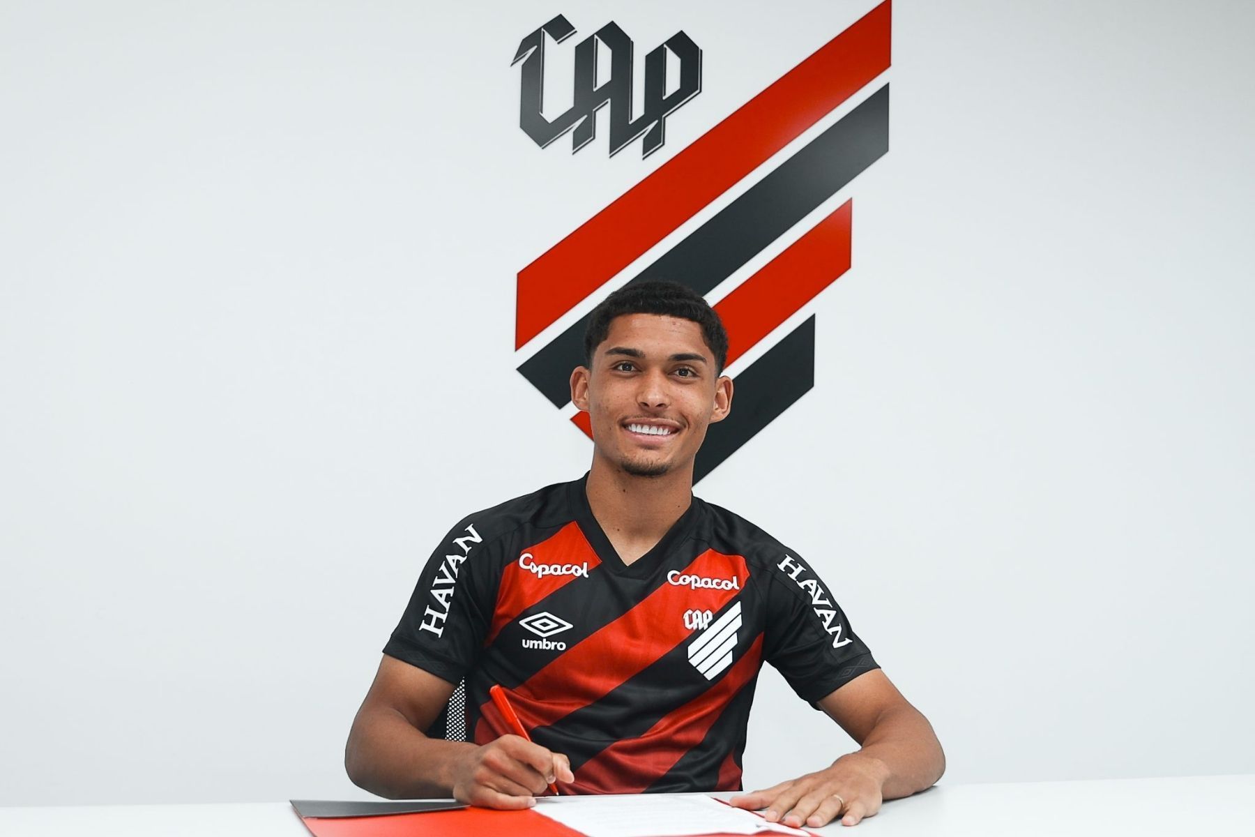 Athletico-PR anuncia renovação de contrato com o lateral-esquerdo Claudinho