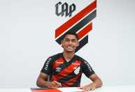 Athletico-PR anuncia renovação de contrato com o lateral-esquerdo Claudinho