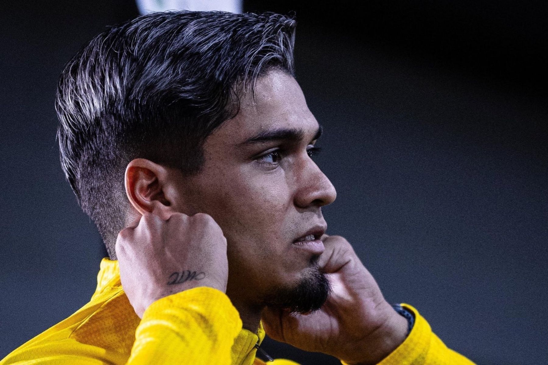 Grêmio oficializa venda do atacante Arezo ao Peñarol; veja valores
