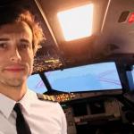 Instrutor de aviação se joga de avião em movimento durante aula na Argentina