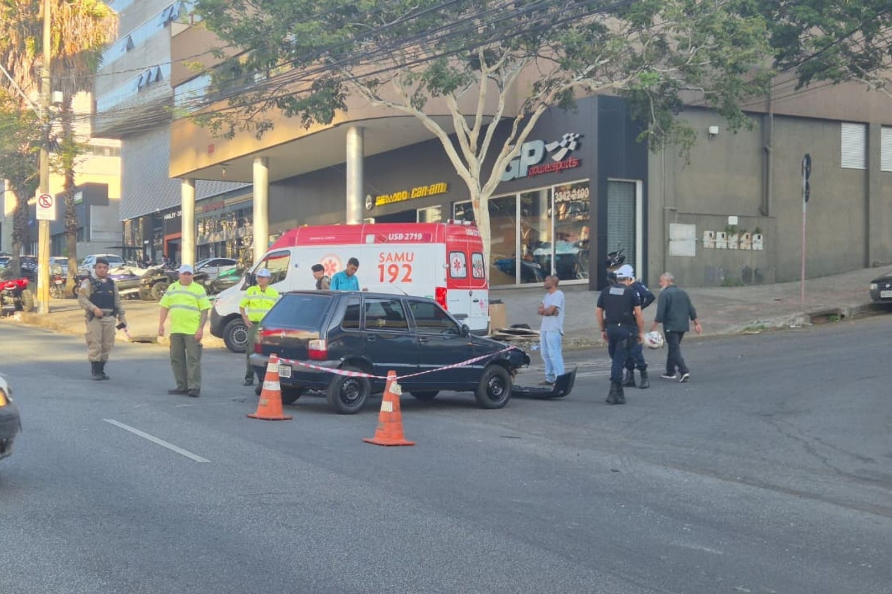 Acidente entre moto e carro provoca retenção no trânsito na Avenida Barão Homem de Melo, em BH