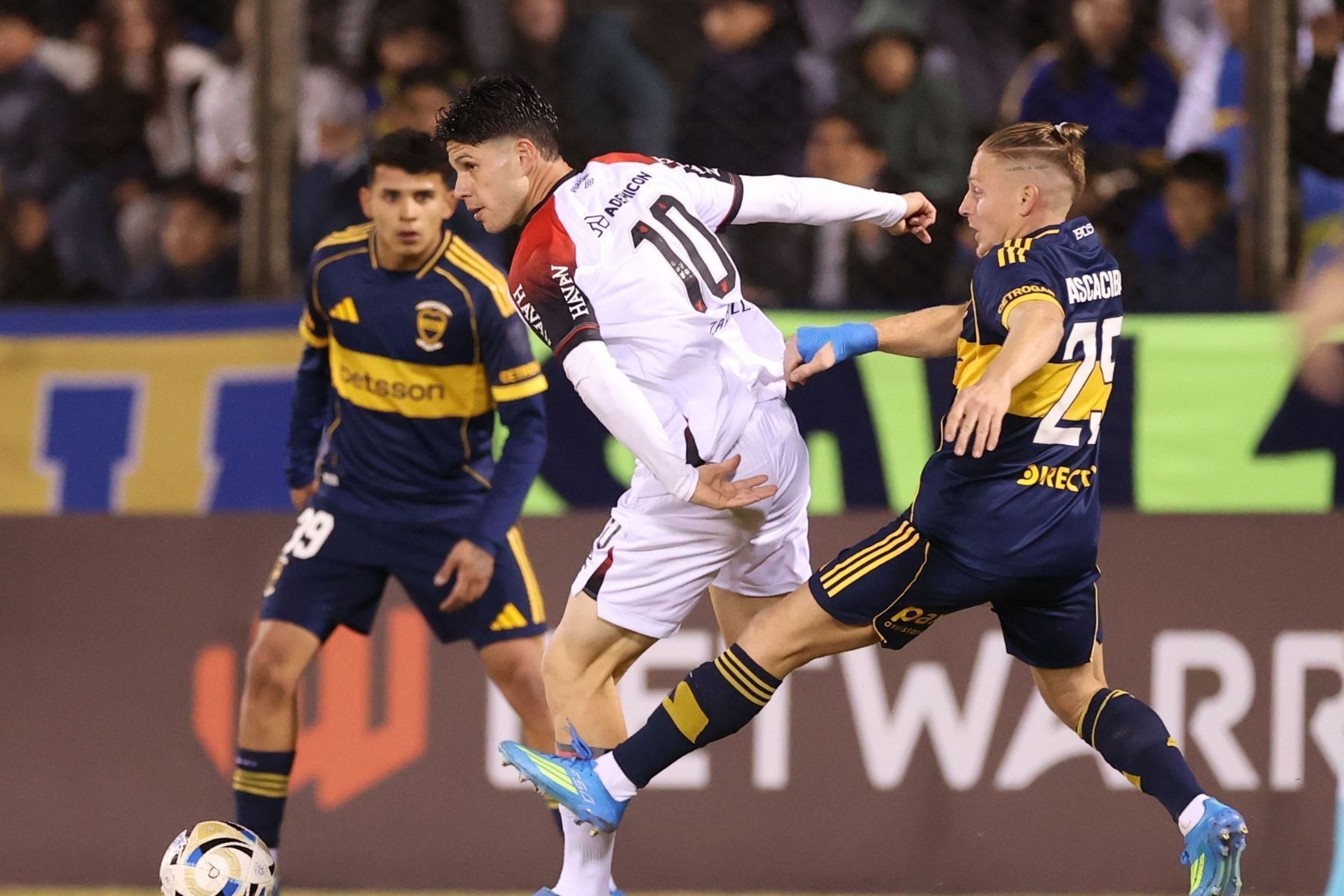 Athletico-PR tem expulsão e perde para o Boca Juniors em amistoso na Argentina