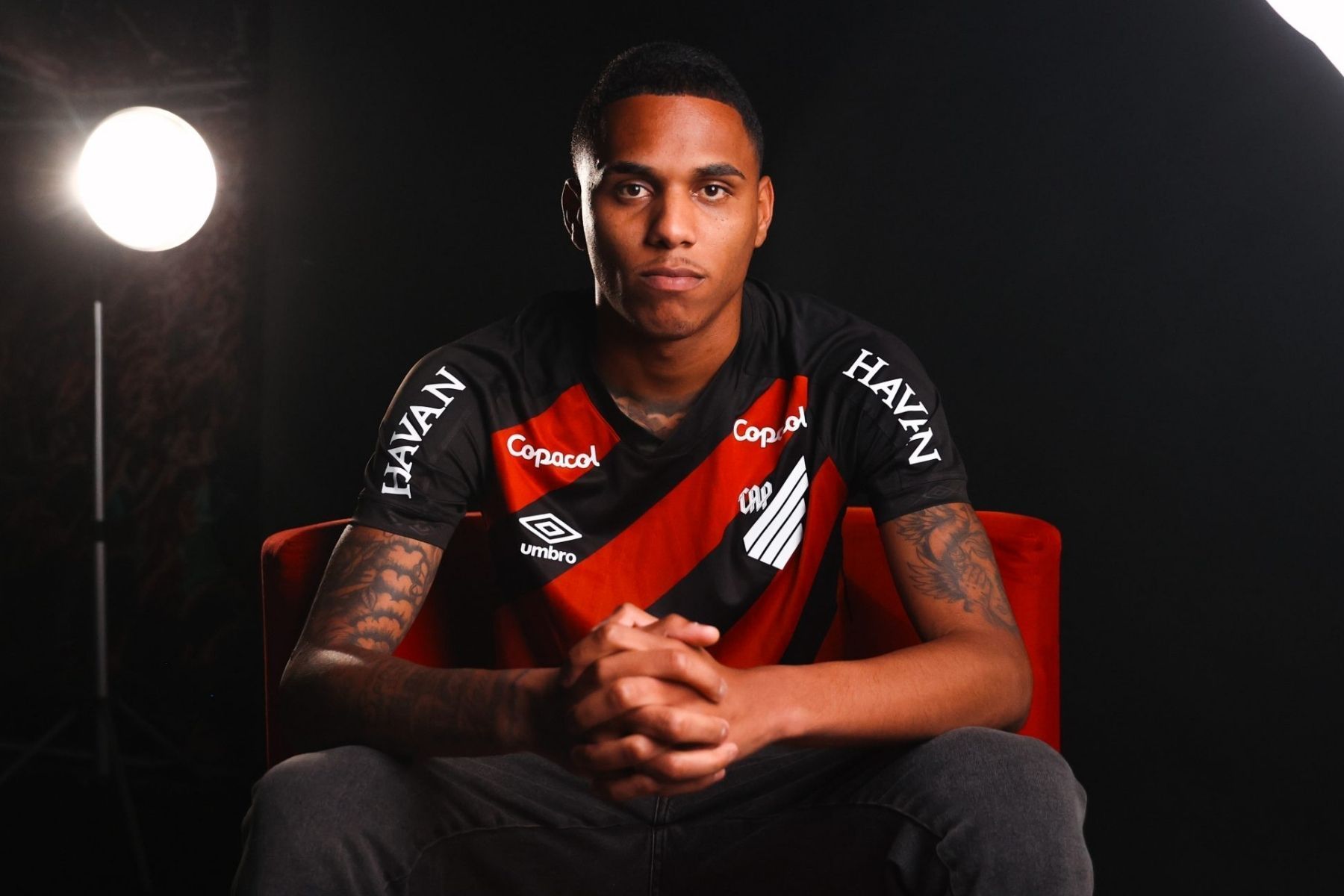 Athletico-PR anuncia a contratação do zagueiro Dantas