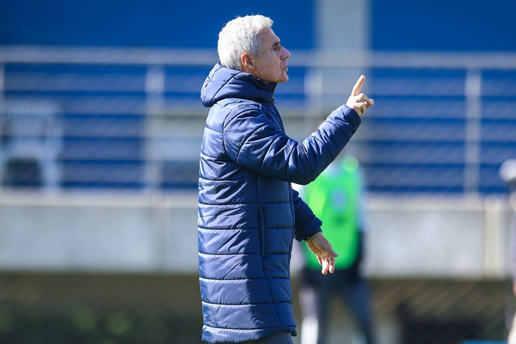 As opções de Luís Castro na zaga do Grêmio após a venda de Viery