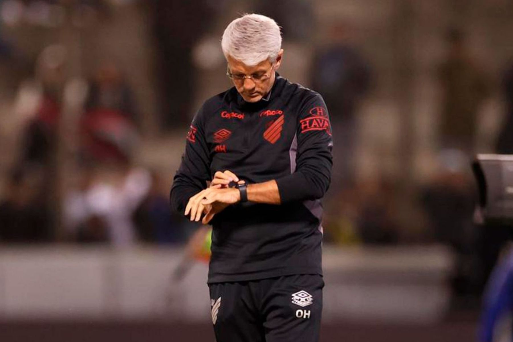 Odair é direto sobre estrangeiros no Athletico-PR: 'Alguém vai ter que ficar fora'