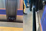 Homem se desequilibra ao sair de trem e cai em vão do Metrô, na Grande BH