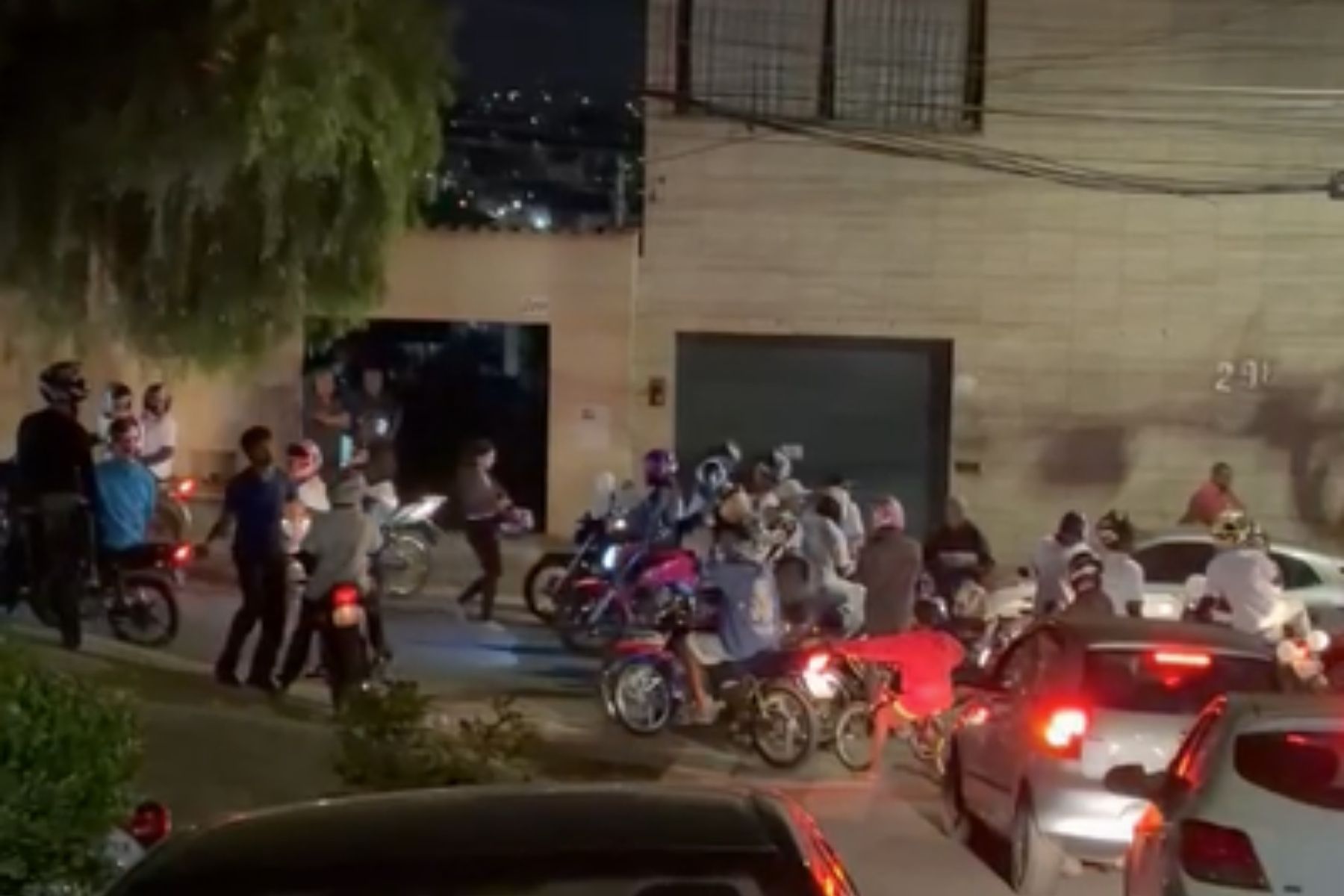 Familiares e amigos de motociclista que morreu em acidente em BH fazem ato em homenagem