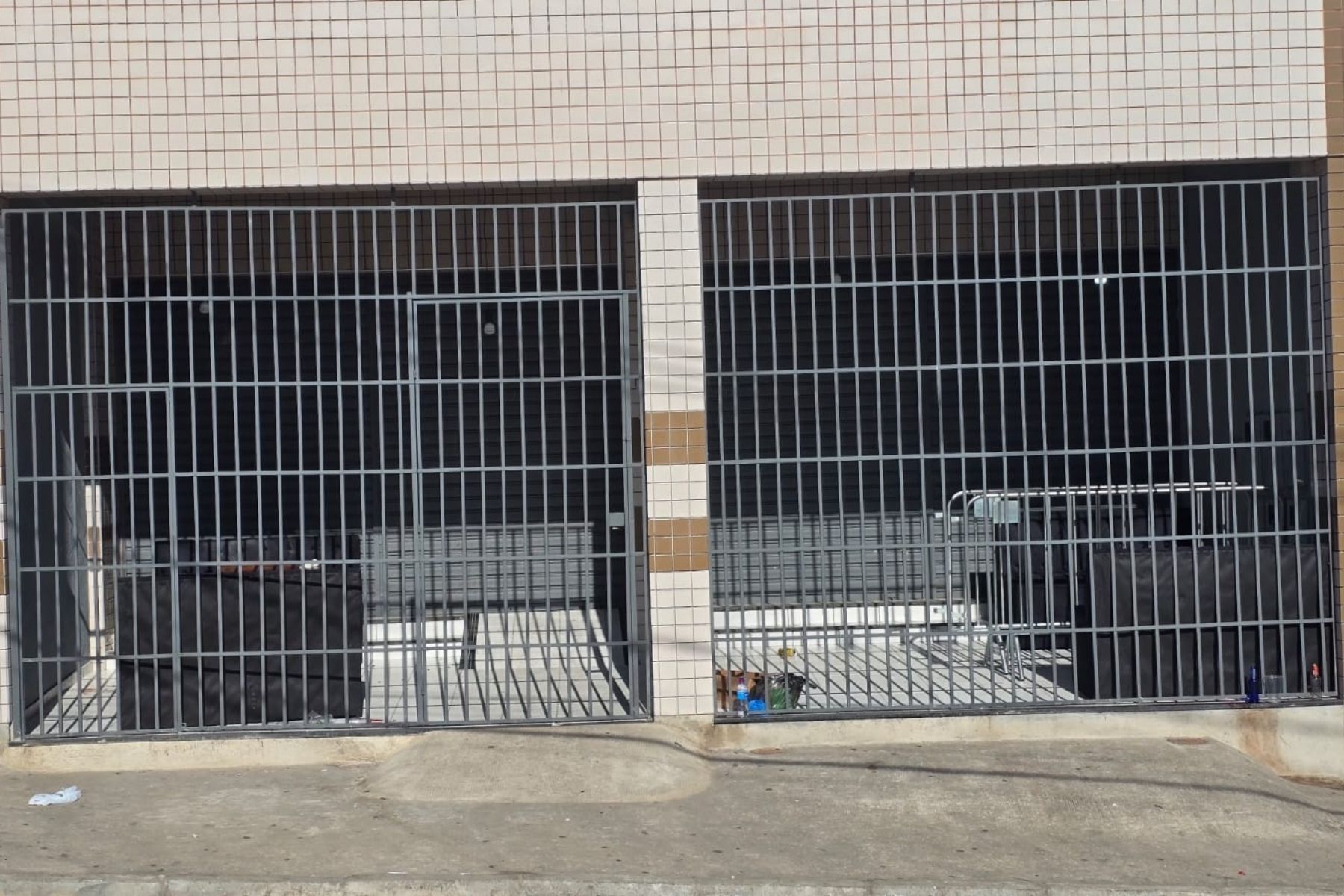 Homem é expulso de adega após brigar por ciúmes, volta ao local e atira em 3 pessoas em Betim
