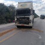 Caminhões batem na BR-251, na Serra de Francisco Sá, no Norte de MG