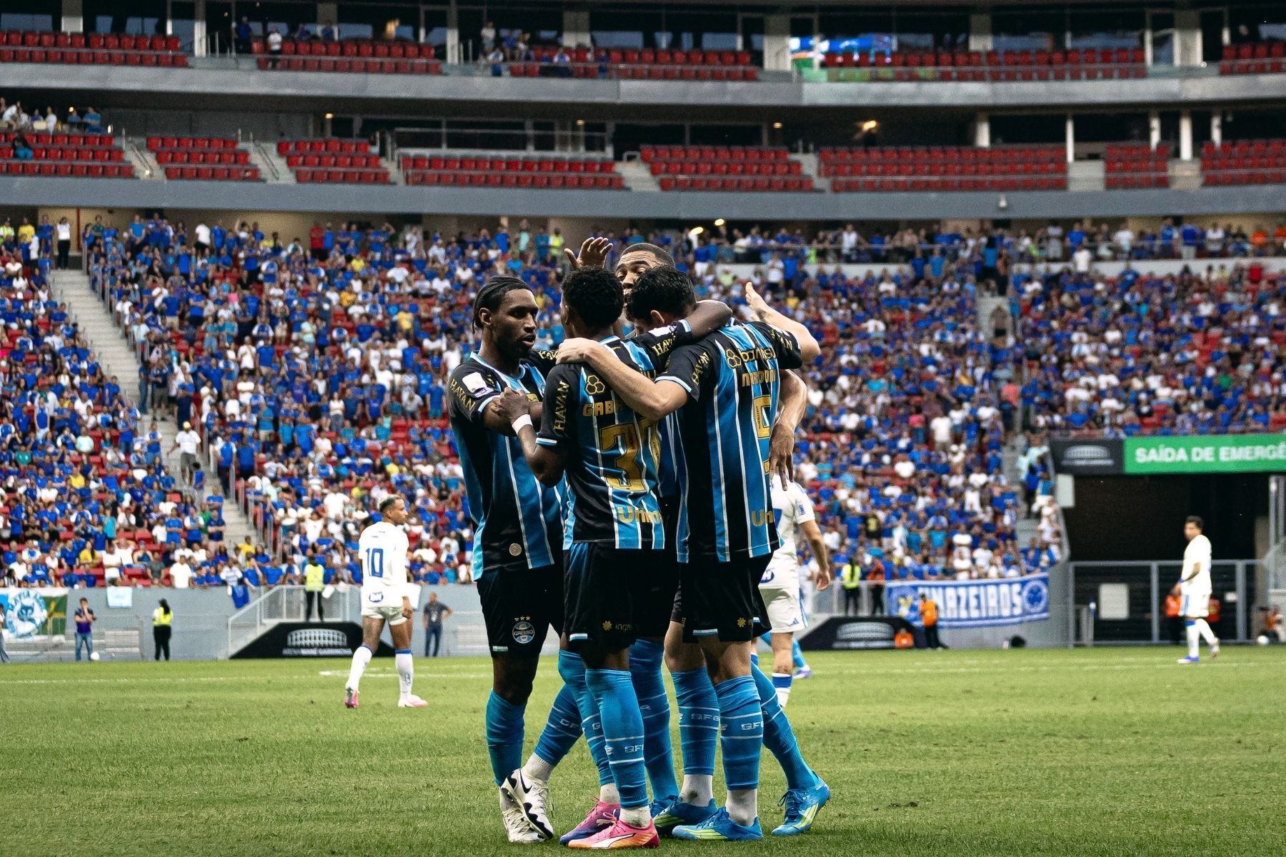 Cruzeiro perde dois pênaltis e é derrotado pelo Grêmio em amistoso em Brasília