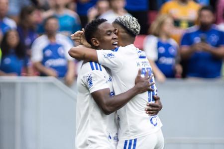 À esquerda, Sinisterra comemora gol do Cruzeiro com Matheus Pereira • Gustavo Aleixo/Cruzeiro